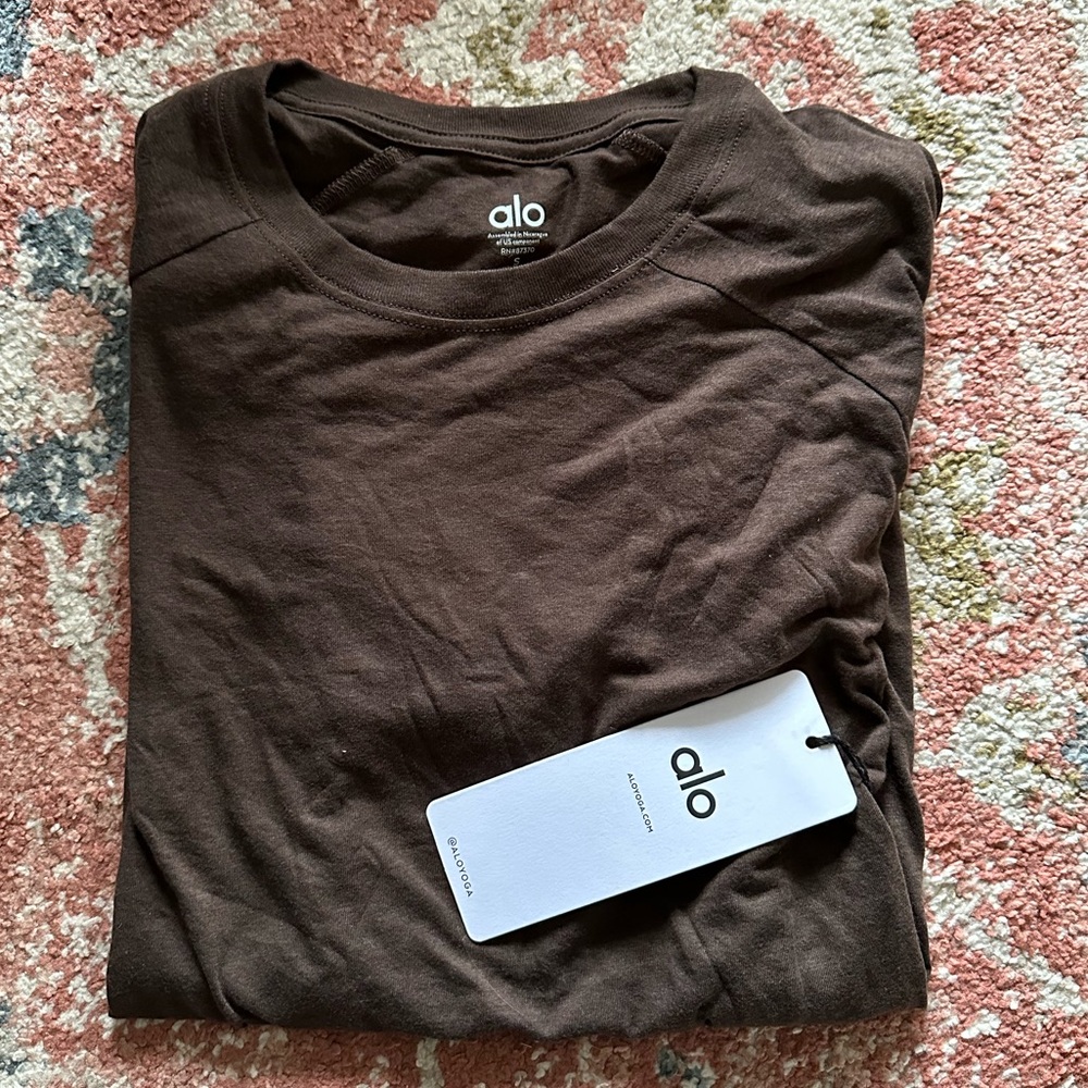 New Alo Yoga triumph crew neck workout tee